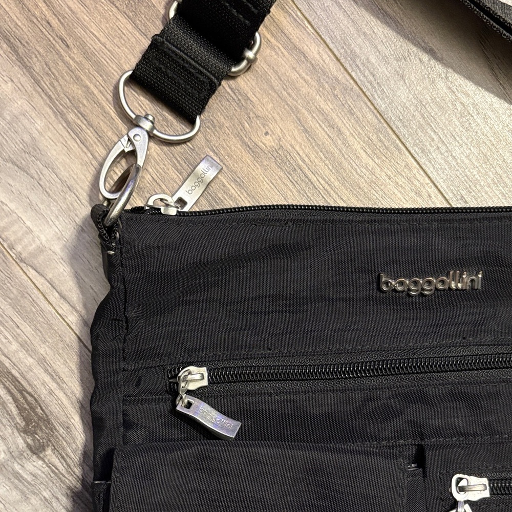 Baggallini Black Crossbody Bag - Picture 4 of 11